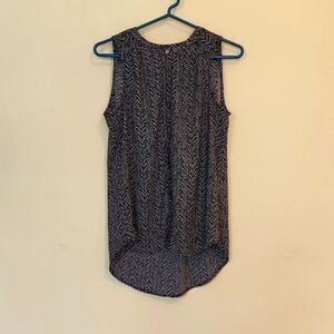 Like New Black and White Chevon Hi-Lo Button Apt 9 Tank Size S